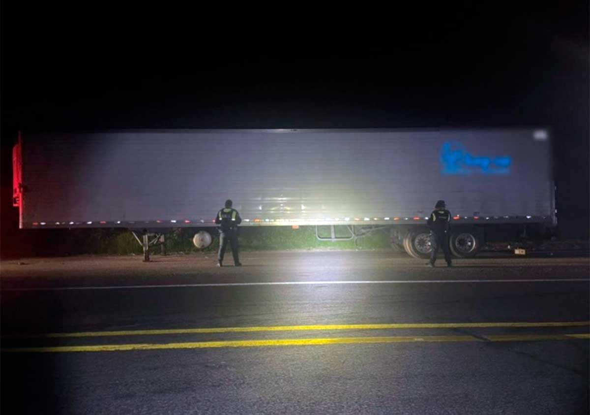Autoridades recuperan caja de tráiler robado con mercancía valuada en 500 mil pesos