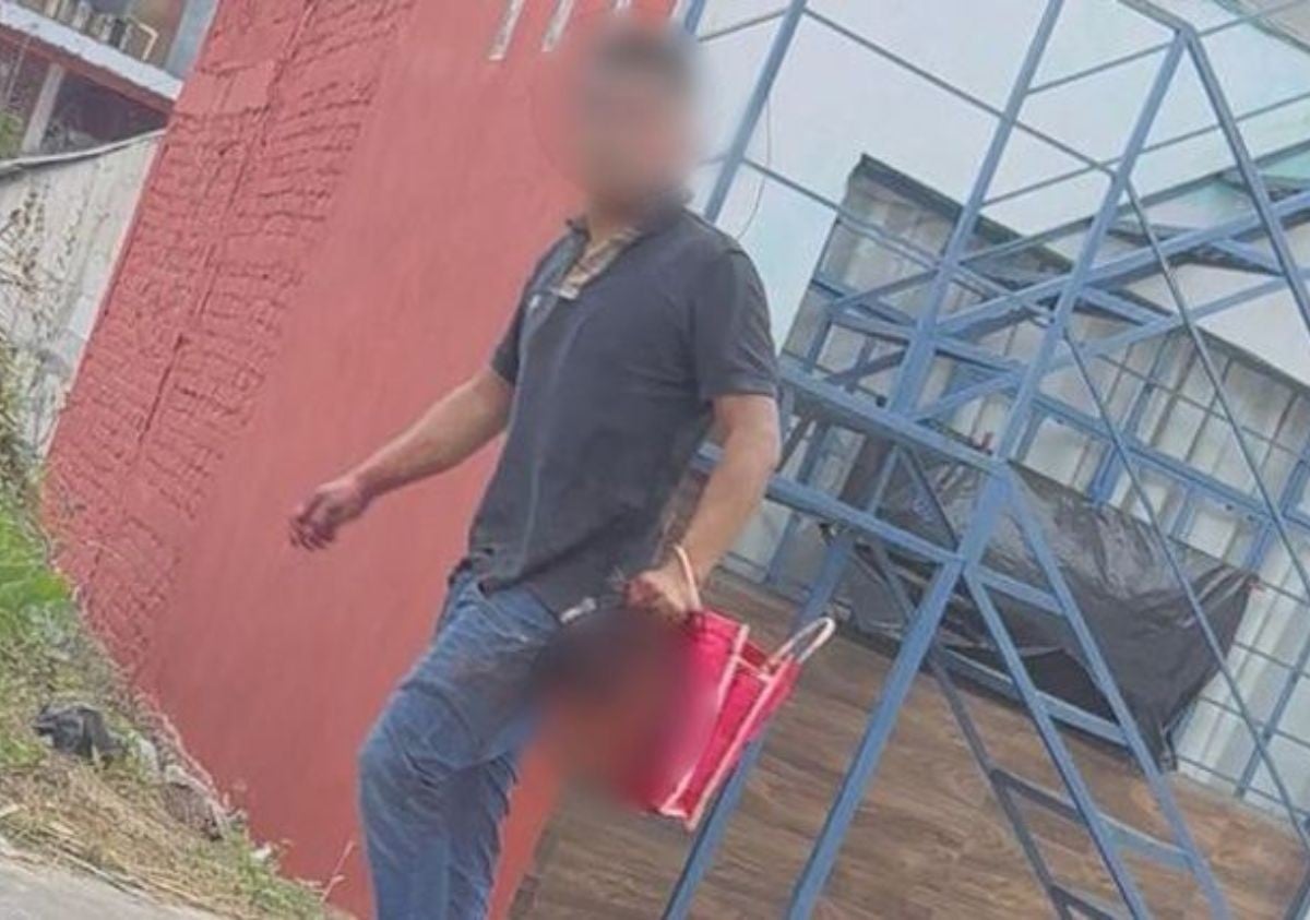 La agarraba del cabello: Hombre es captado paseando con cabeza humana en las manos