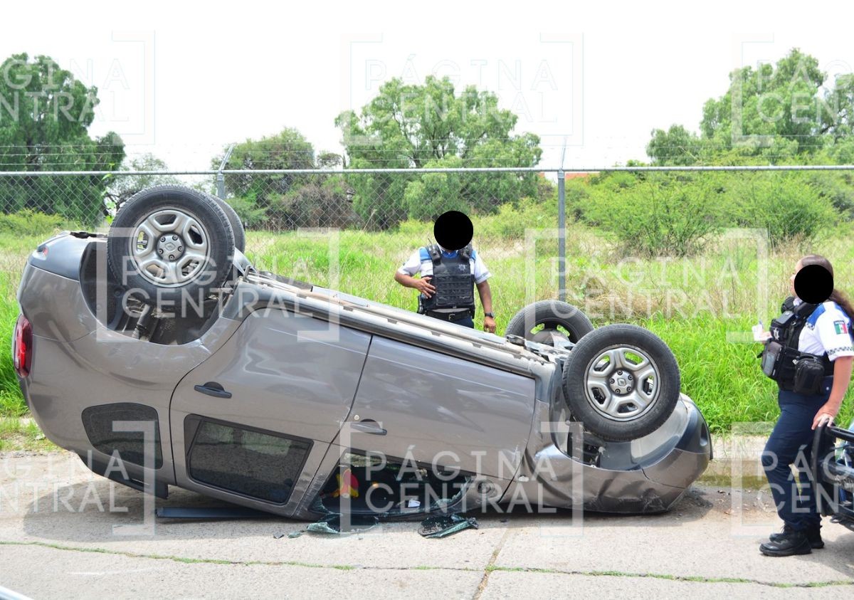 VIDEO ¡Aparatoso accidente! Familia disfrutaba del domingo cuando vuelcan en su auto
