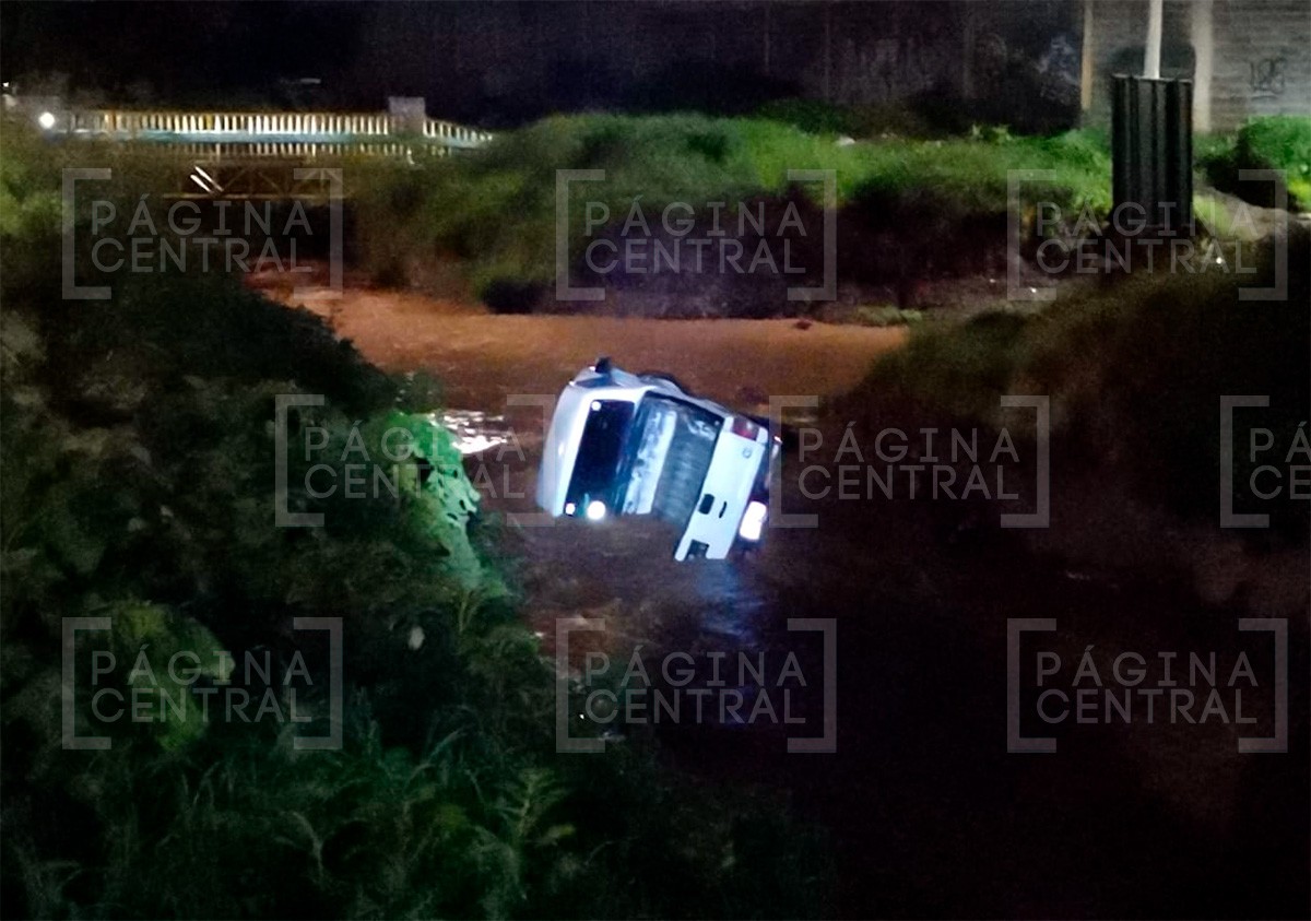 Camioneta intenta cruzar arroyo y la corriente la vuelca; iban 6 personas a bordo