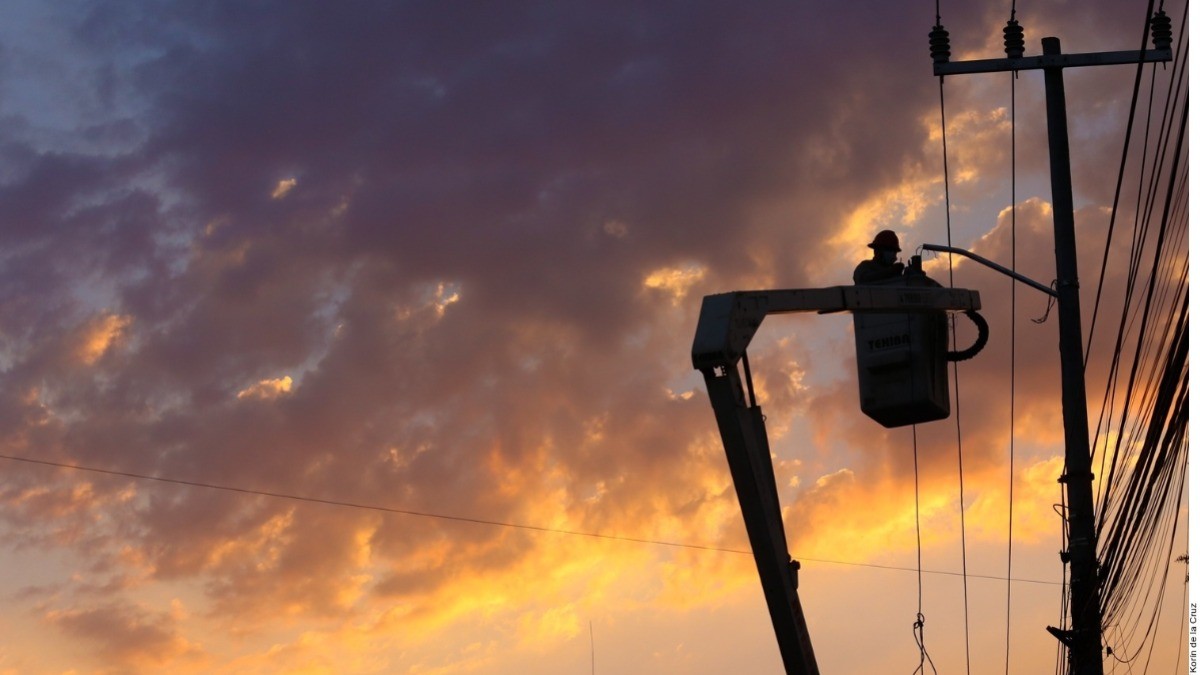 Amaga CFE a industria: ¡bajan consumo o apagones!