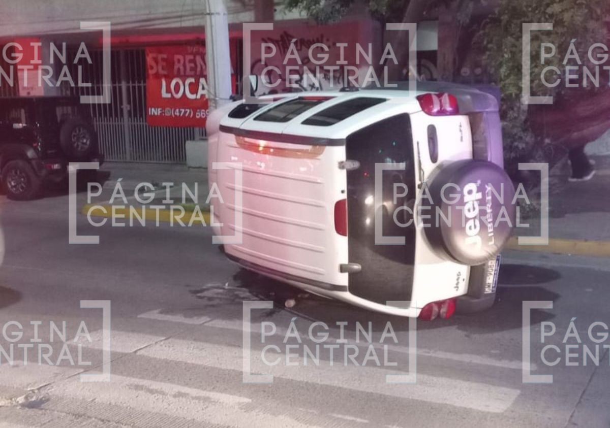 Tenía fuerte aliento alcohólico: Conductor choca su Jeep contra poste y termina volcado