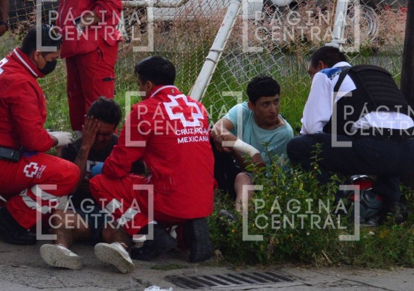 Motociclistas huían de la Policía y salen heridos al chocar contra malla; ¿no la vieron?