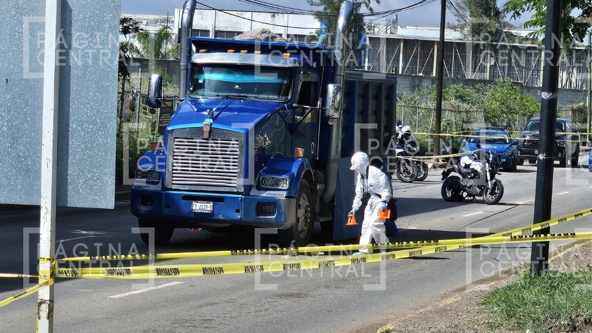 ¡Todo por un periódico! Tolva mata a dos motociclistas que se pusieron en un punto ciego