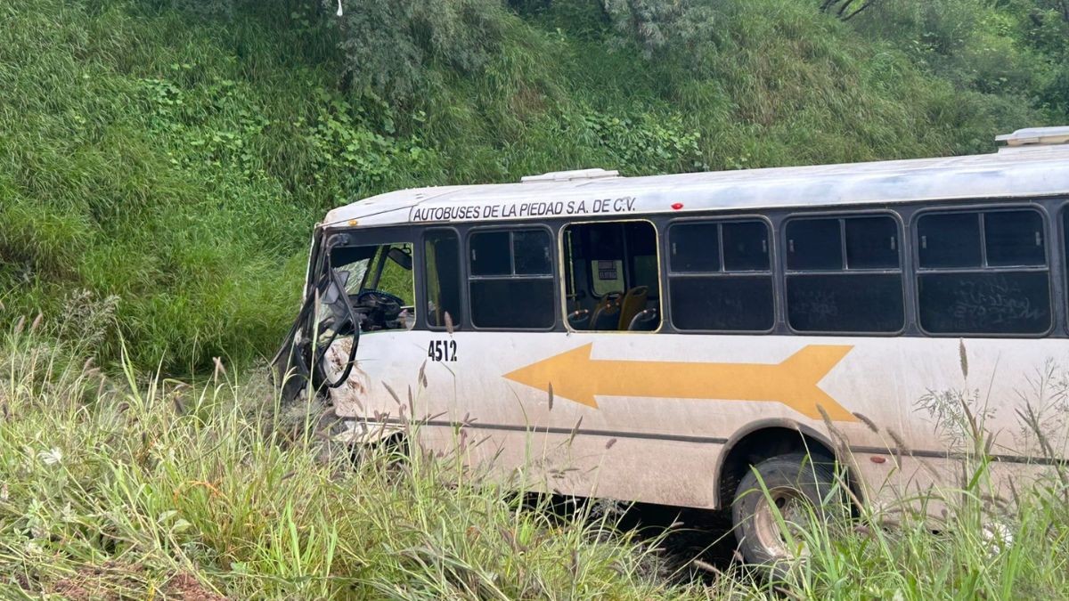 ¡Aparatoso accidente! Camión de pasajeros cae a pendiente en plena carretera