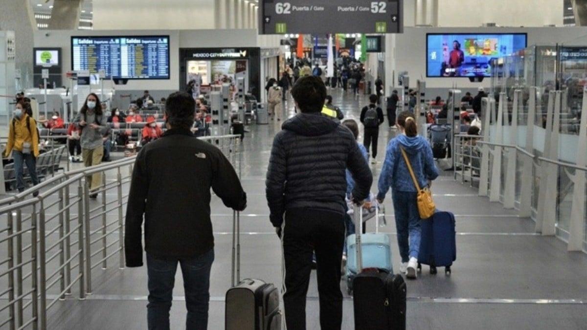 ¿Vas a viajar en avión o camión en estas vacaciones? Estos son tus derechos