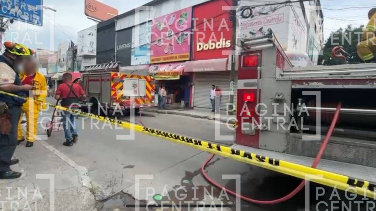 Empleados de local de sandalias perciben olor a quemado ¡la bodega se estaba incendiando!