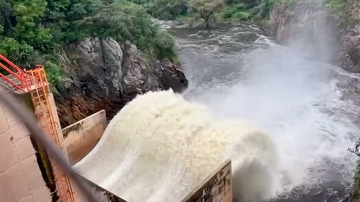 VIDEO Por desfogue de presa Ignacio Allende, piden no cruzar los ríos Laja y Lerma