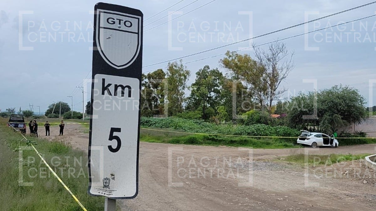 Vecinos iban por terracería cuando encontraron a un hombre muerto dentro de un auto