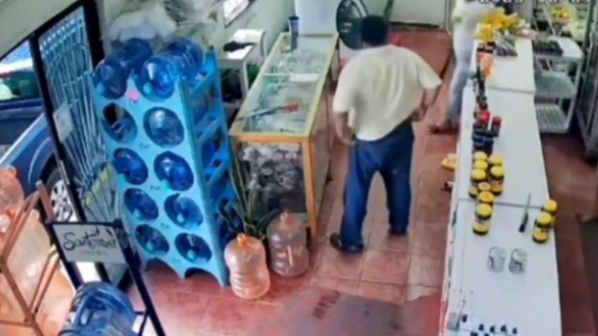 VIDEO Comerciante evita robo con machete en mano, ¡pero se queda sin pantalones!