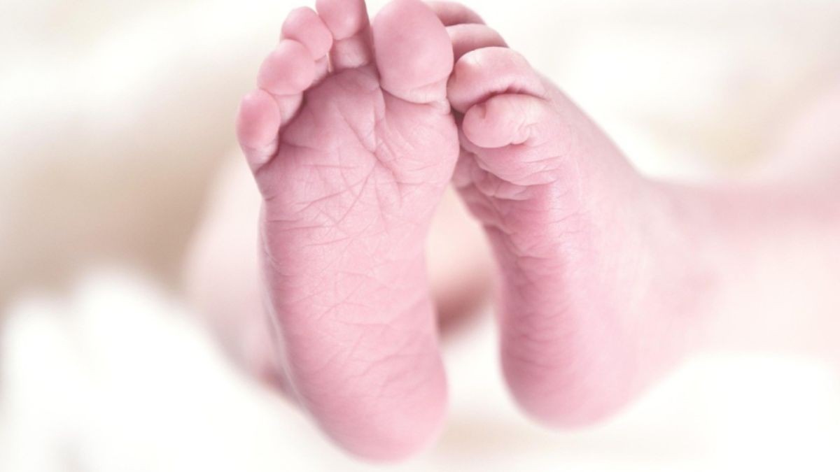 Pensó que era una muñeca: Niño deja caer a bebé y ella muere al golpearse la cabeza