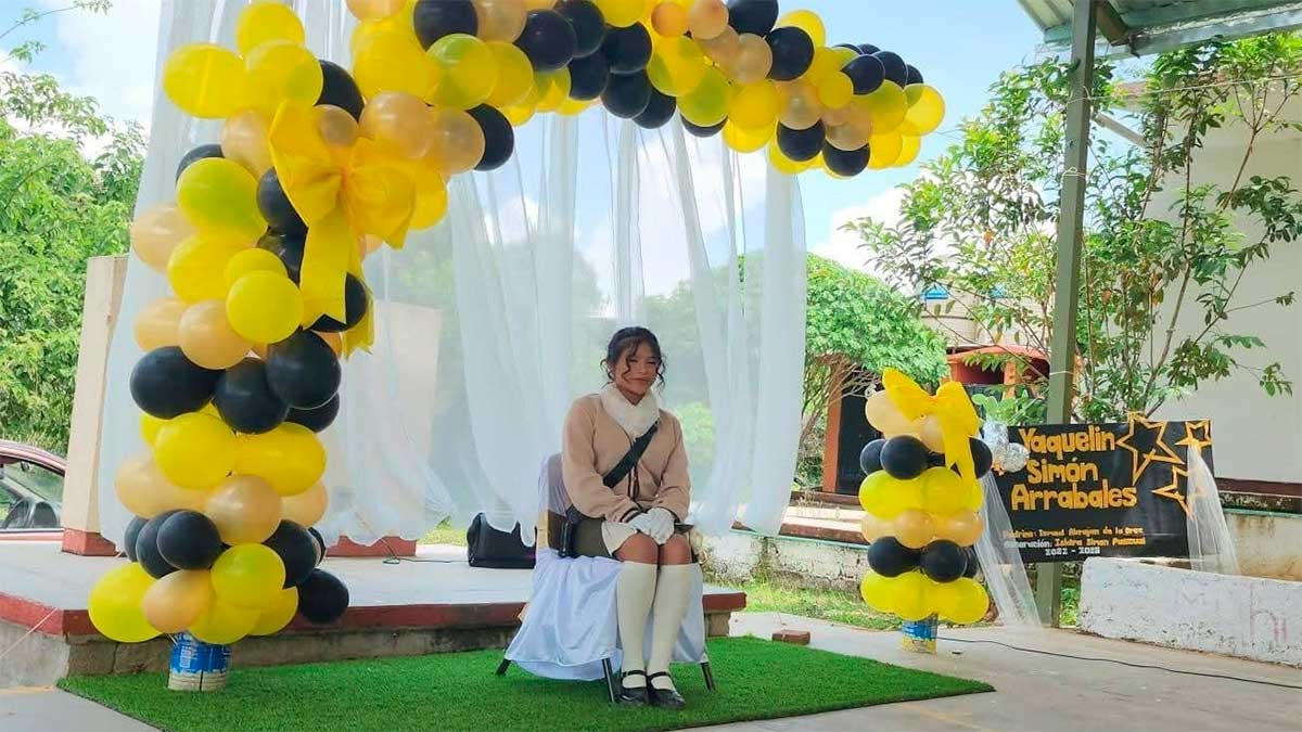 “Gracias por no rendirse”: Yaquelin se gradúa como la única alumna de su generación