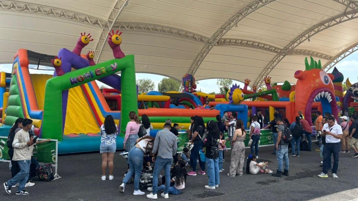 ¡El Festival de Verano comenzó en grande! Brinca en los inflables más grandes del mundo