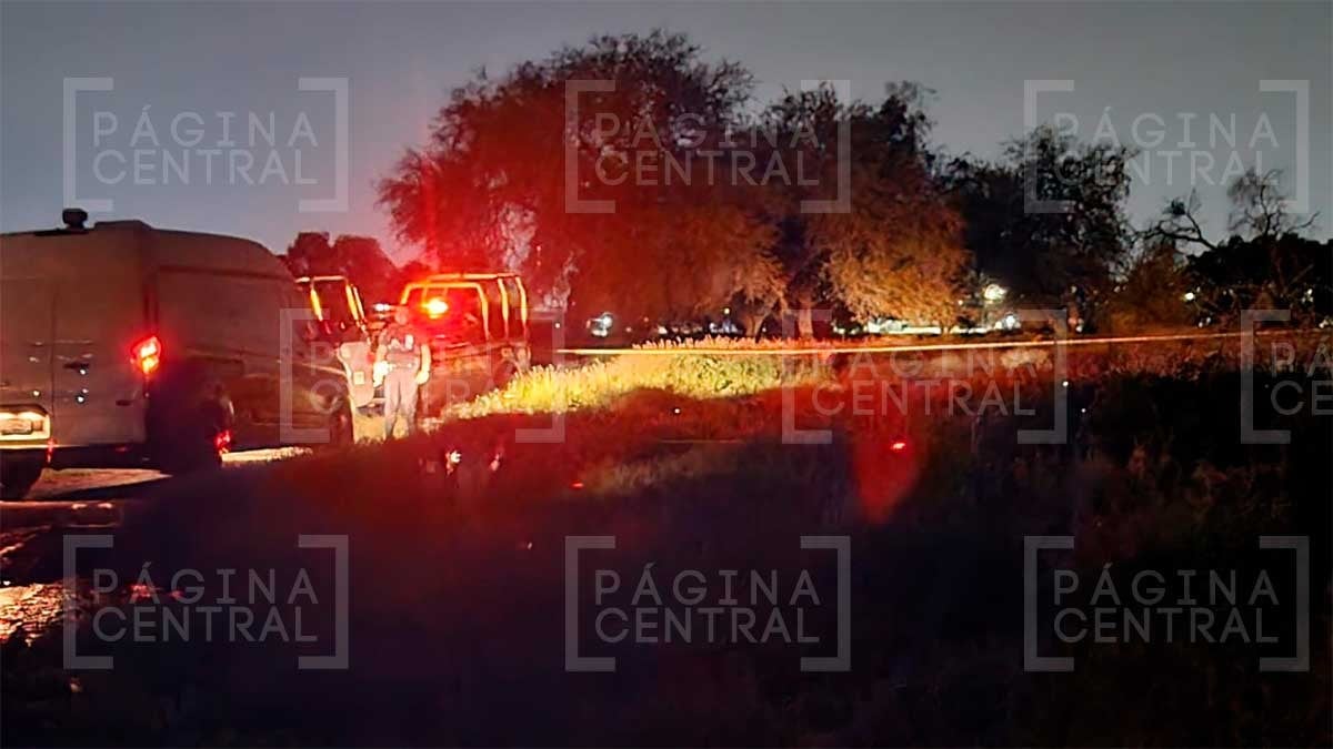 Vecinos descubren a una persona abandonada envuelta en cobija sobre camino de terracería