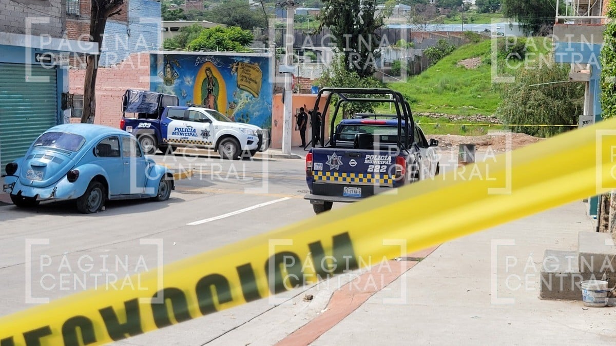 Dos motociclistas atacan a balazos a hombre; herido lo llevan en camioneta al hospital