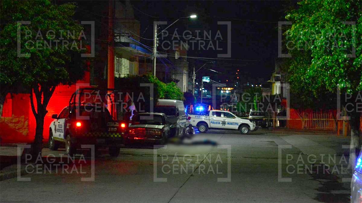 Disparan contra una familia cuando platicaba en la calle, matan a dos