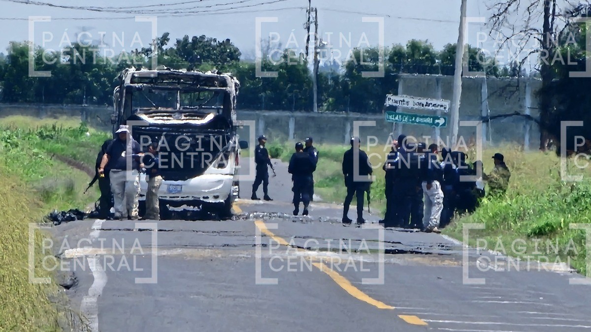 Camión transportaba personal cuando sicarios comenzaron a balearlo y se registró incendio