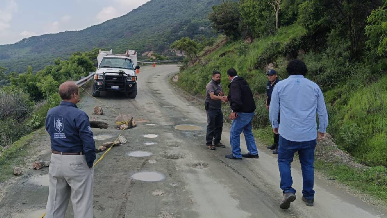 ‘Aparece’ profundo socavón en plena carretera de León y caen piedras y ramas por deslave 