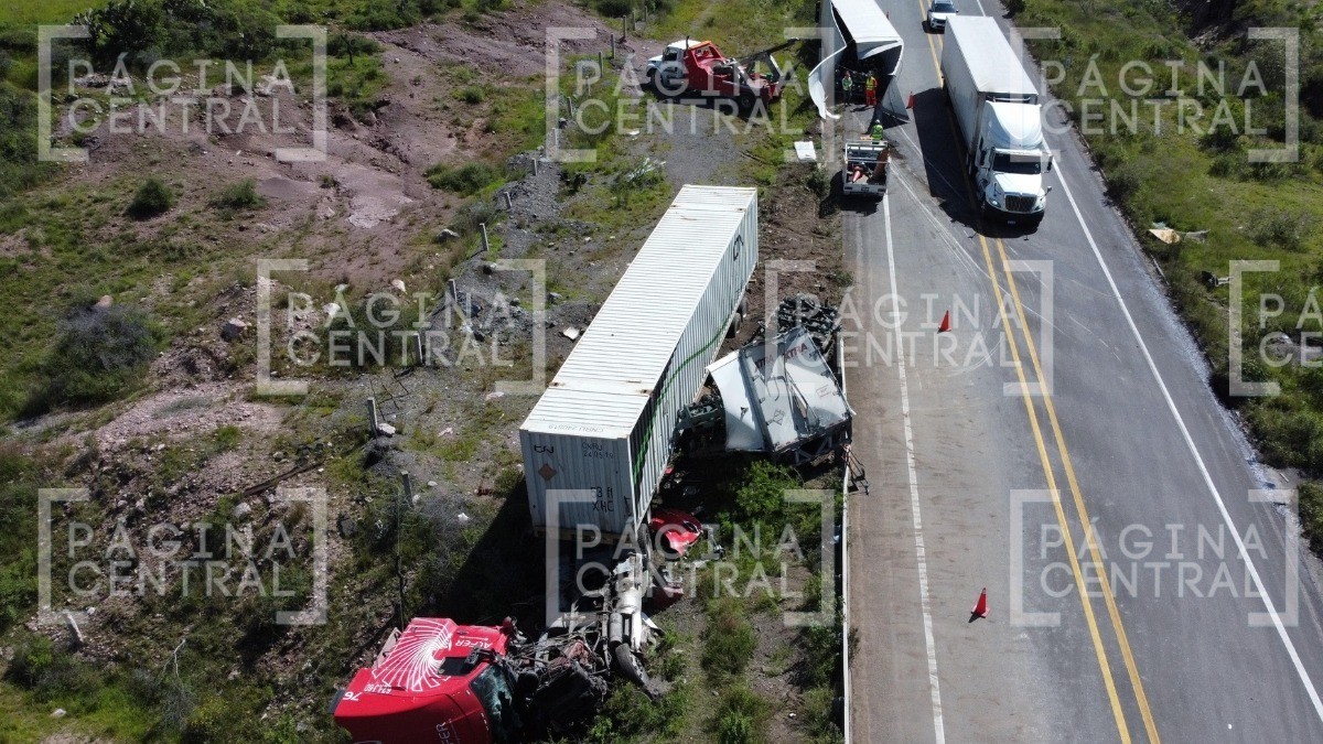 Chofer de tráiler intenta evitar choque de motociclista, rebasa y se topa con otro tráiler