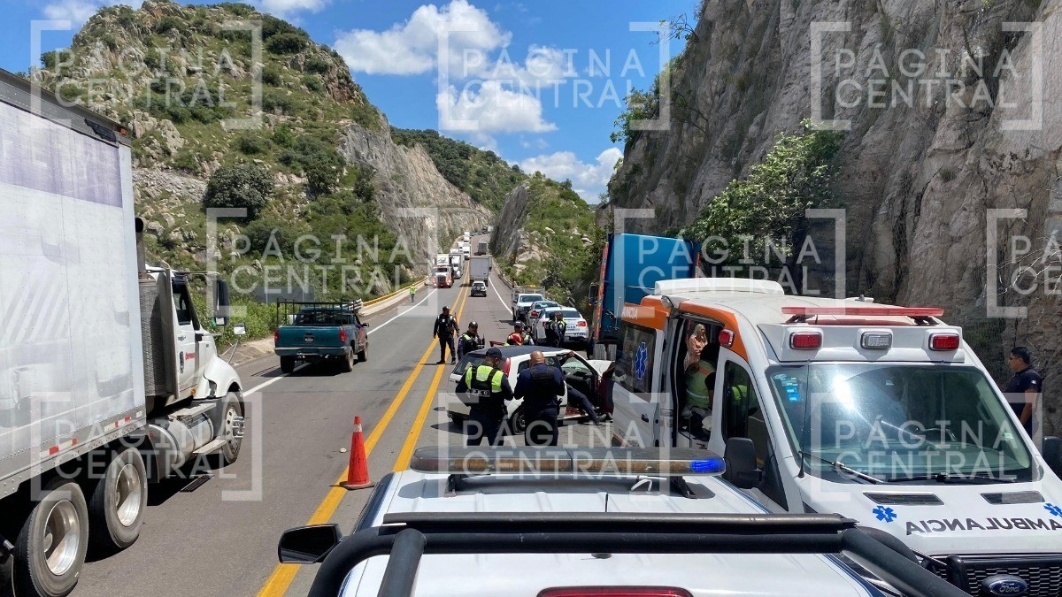 Chocan con tráiler y al tratar de ayudarlos descubrieron que llevaban esto en el carro