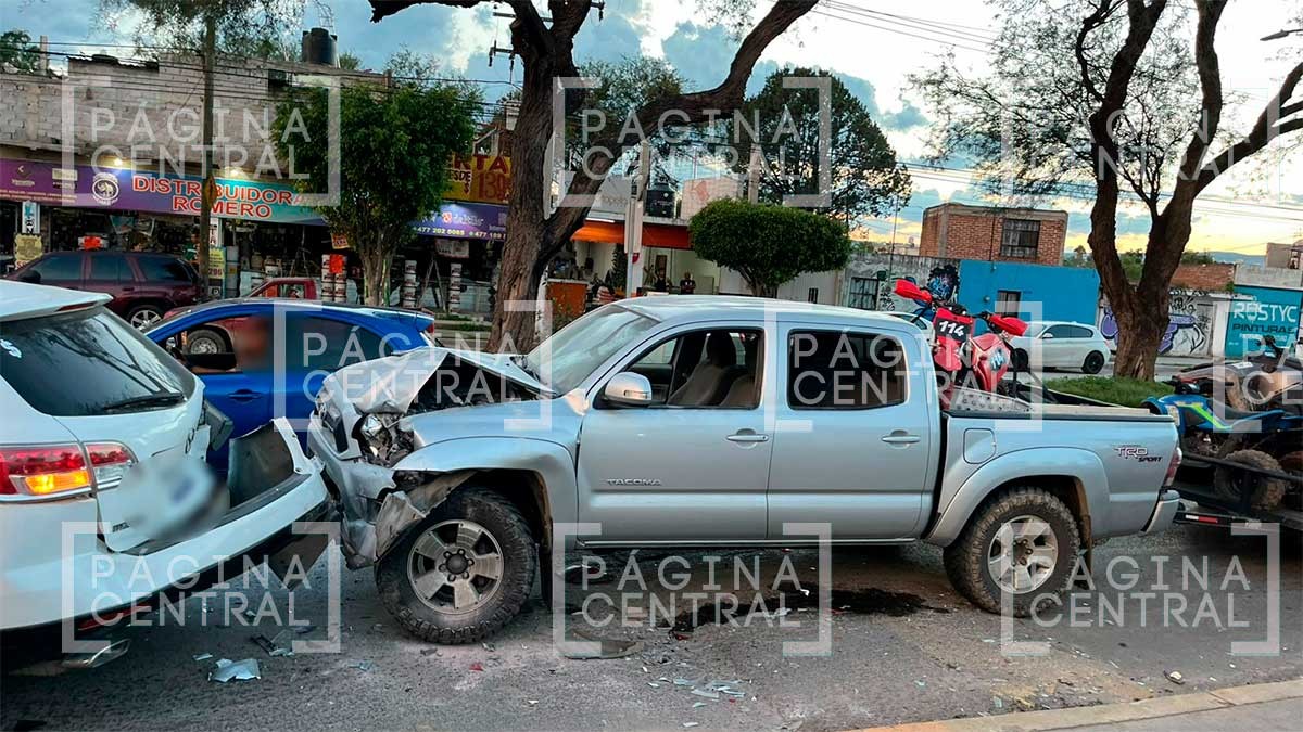 Se impactan dos camionetas y una termina en llamas, genera caos vehicular en este bulevar