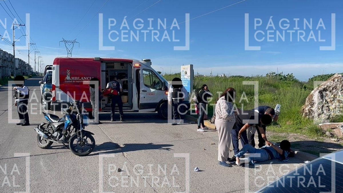 No tuvo precaución: Motociclista iba con su hijo cuando mujer cruza bulevar y la arrollan