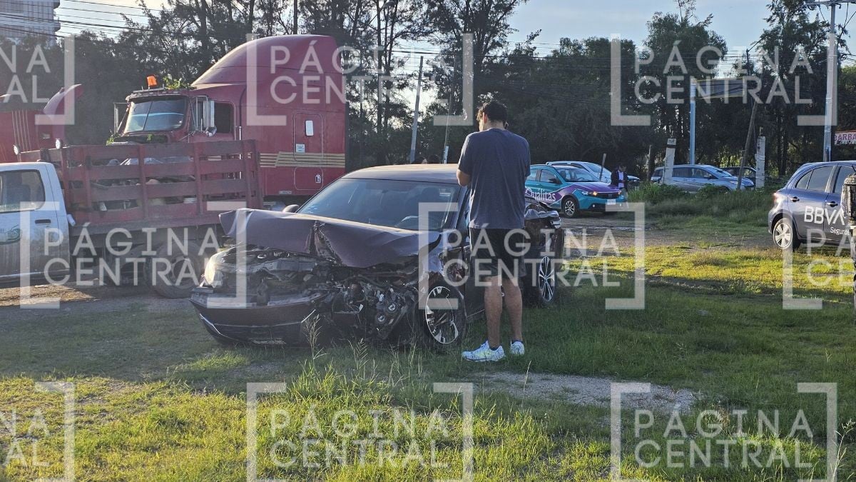 VIDEO Auto quedó destruido: Da vuelta prohibida y choca de frente contra tractocamión 