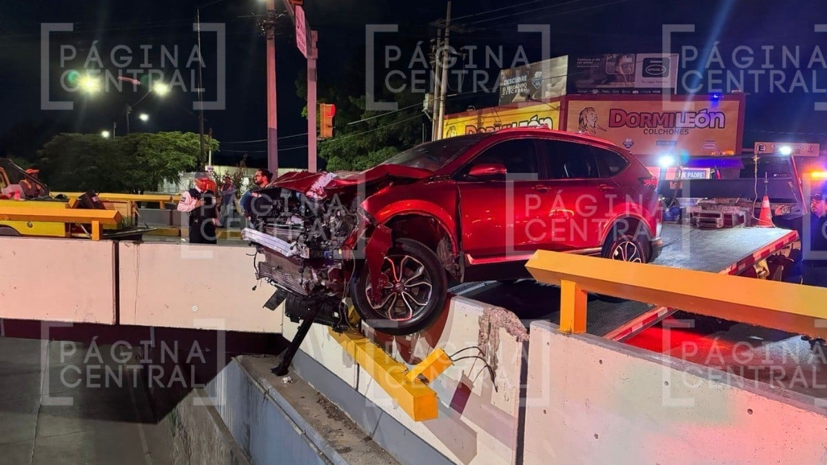 Conductor ebrio choca con camioneta de mantenimiento en Malecón ¡y casi se va para abajo!