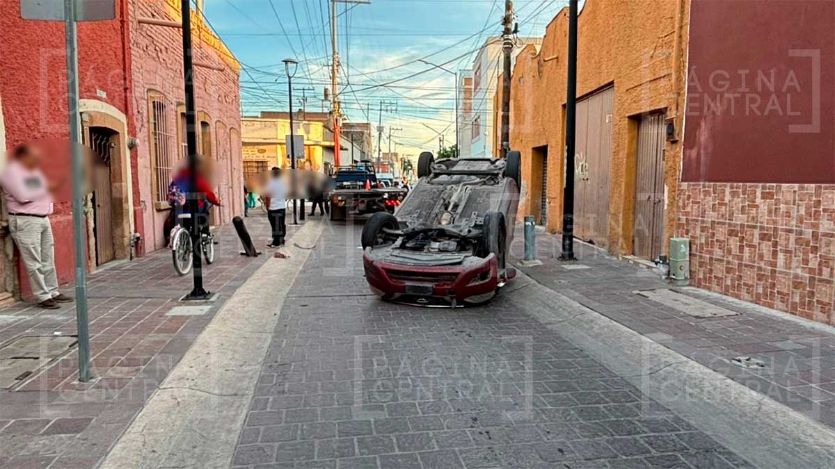 Carro vuelca y queda con las llantas hacia arriba en plena calle de esta colonia