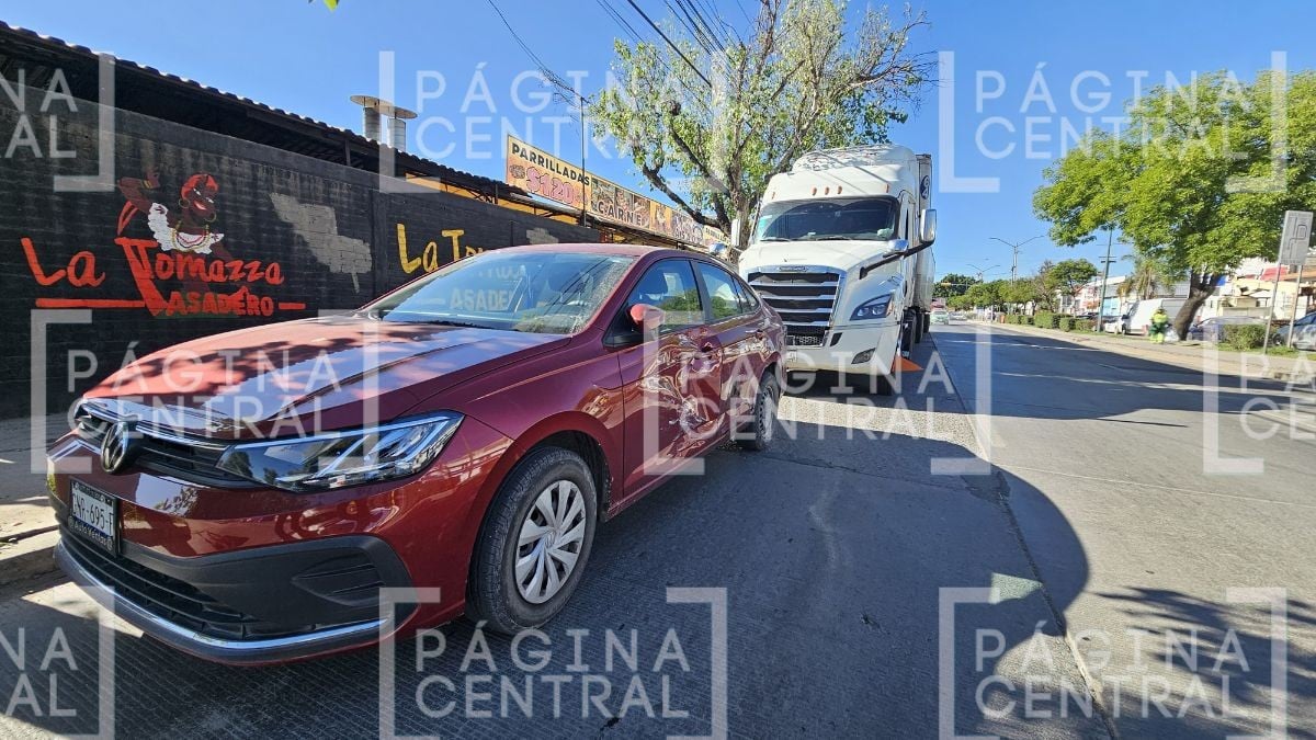 VIDEO 'Solo sentí el pu...', tráiler arrastra auto más de 100 metros, en León