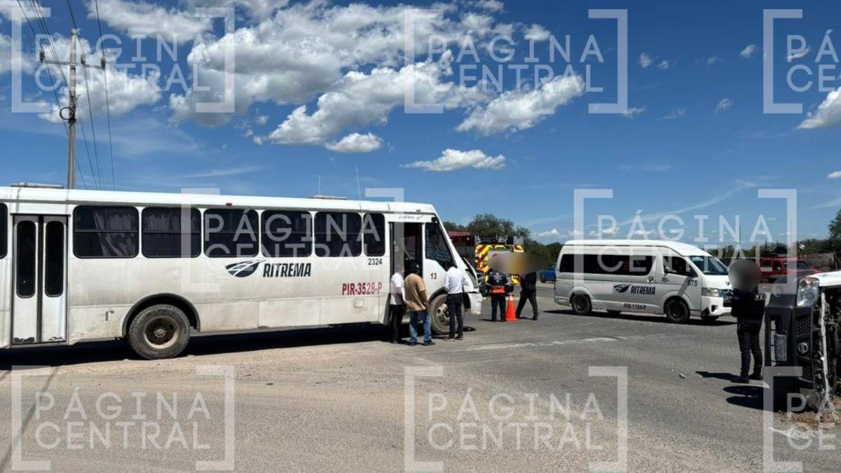 ¡Aparatoso! Chocan camión de transporte de personal y camioneta de carga en esta zona