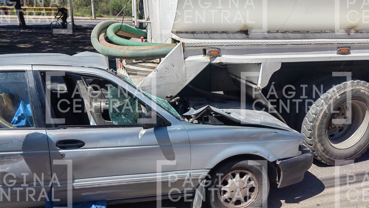Auto se impacta contra pipa y Víctor resulta atrapado entre los fierros de su auto