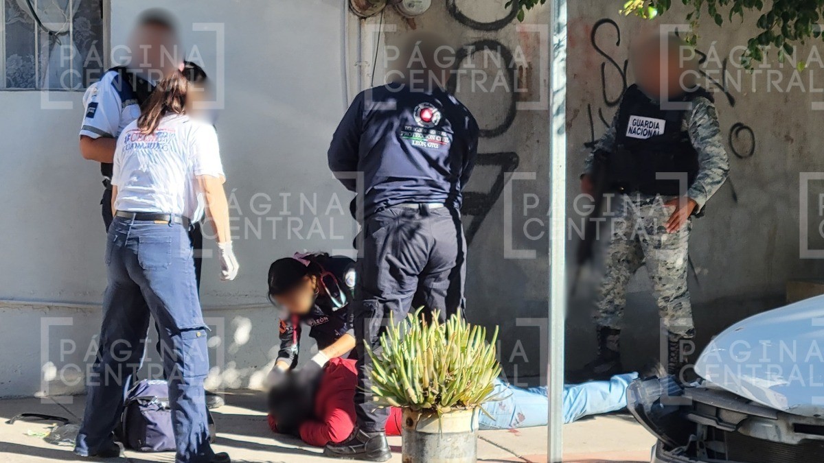 ¡Encontronazo! Sebastián quedó tirado e inconsciente en la calle al chocar con camioneta