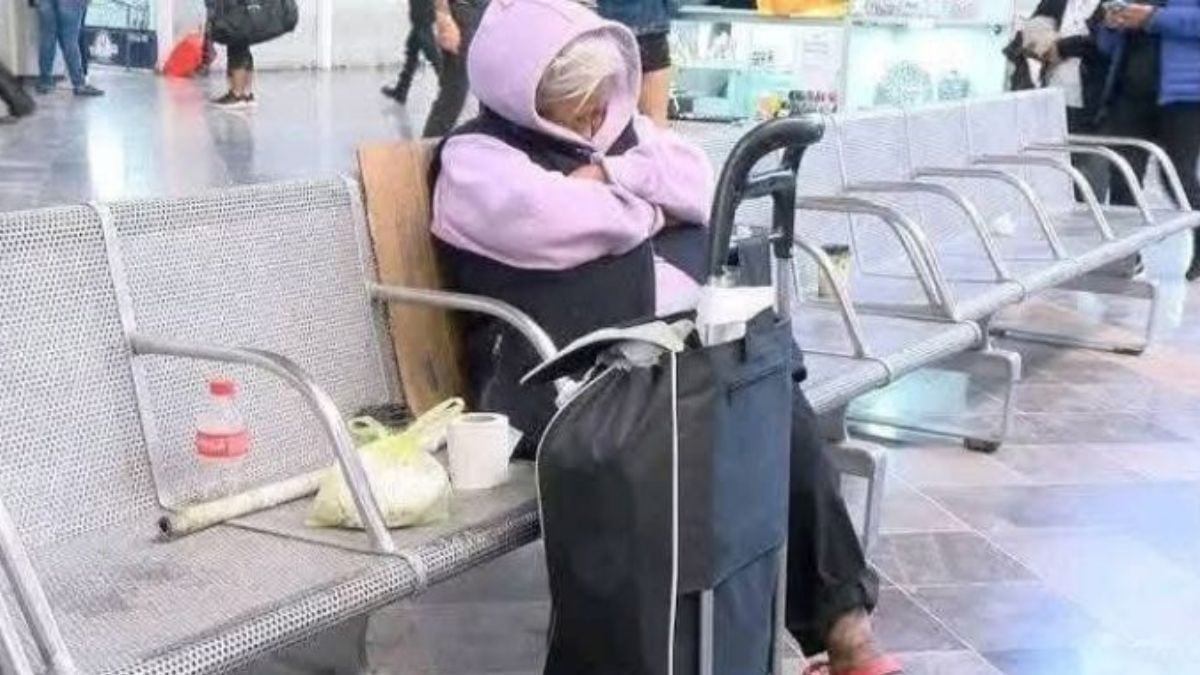 Esperó a sus hijos durante 3 años: Doña Mari, de 80 años, murió en central camionera