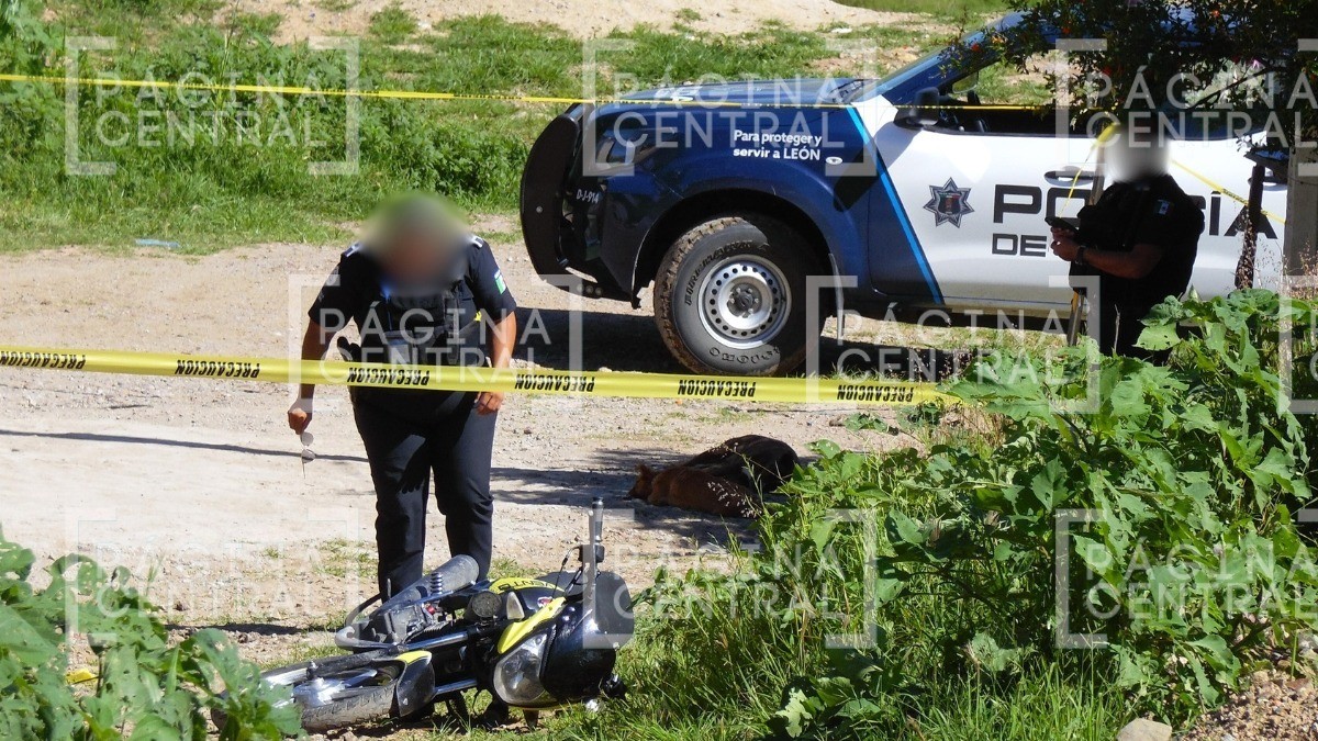 María iba en su moto cuando hombres le dispararon en el abdomen en un camino de terracería