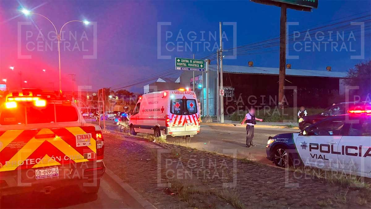 Perdió el control y chocó con la banqueta; motociclista terminó en medio del bulevar
