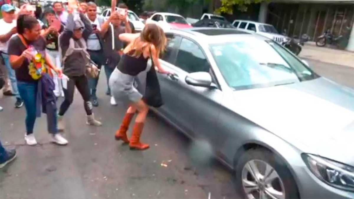 VIDEO Agreden a Ximena Pichel al salir de audiencia por insultos a policía