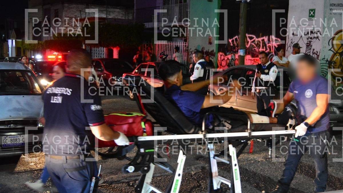 Conductora y dos motociclistas se impactan en un cruce; ninguno hizo alto total