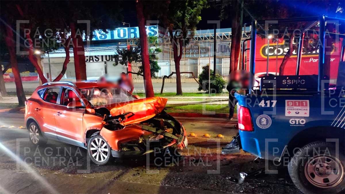 Conducía su camioneta en presunto estado de ebriedad y choca contra una patrulla