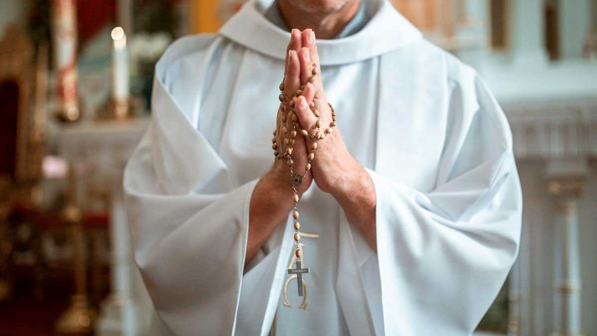 Sacerdote es acusado de asesinar a una persona en situación de calle con un hacha