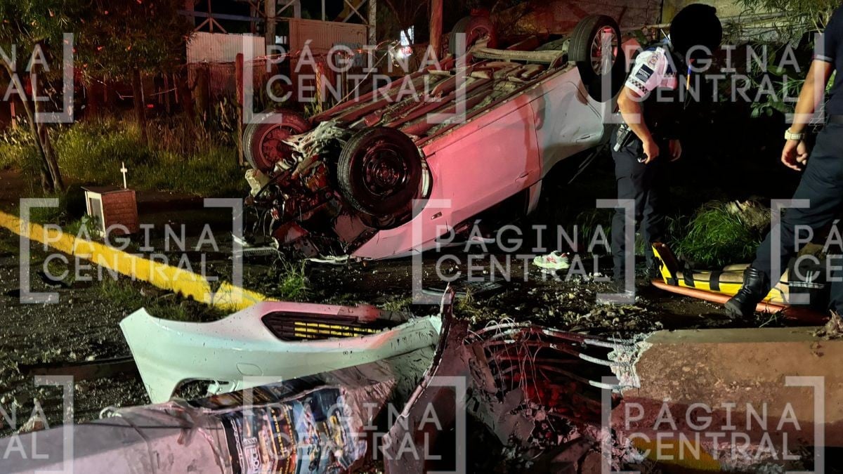 VIDEO Iba a toda velocidad: Conductor choca contra poste y deja sin luz una zona de León