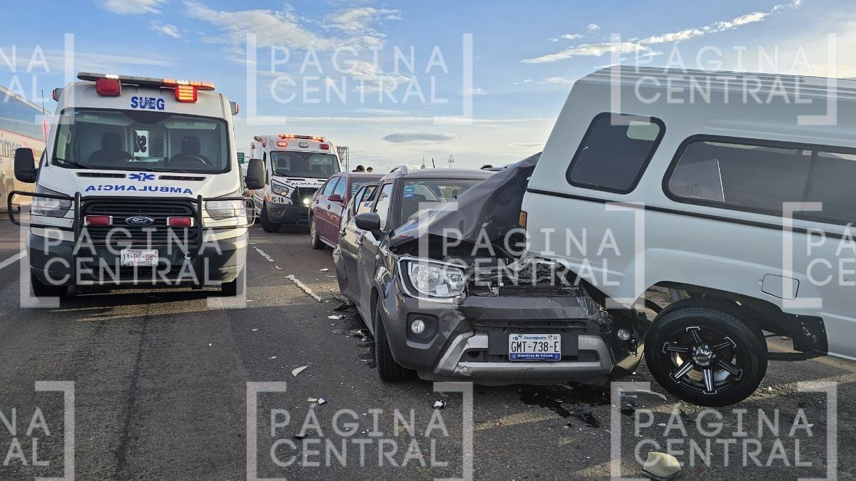 VIDEO ‘En un abrir y cerrar de ojos’, auto no alcanza a frenar y provoca carambola