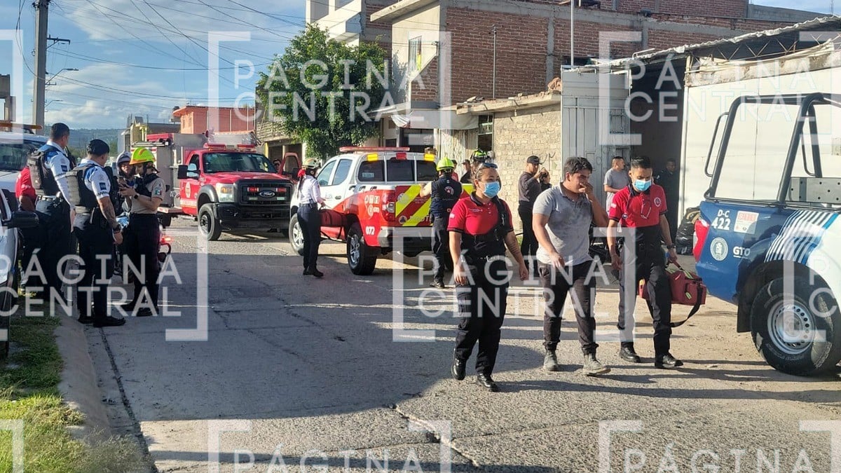 Empleado intenta extinguir incendio en taller de calzado con una manguera casera
