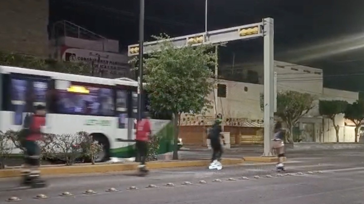 VIDEO Patinadores y ciclistas ponen en riesgo a las Orugas; habrá sanciones: Movilidad