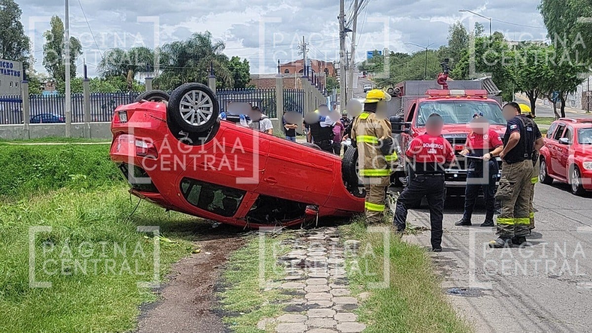 ¡Llantas al aire! Auto compacto choca y vuelca en Miguel de Cervantes Saavedra, esto pasó
