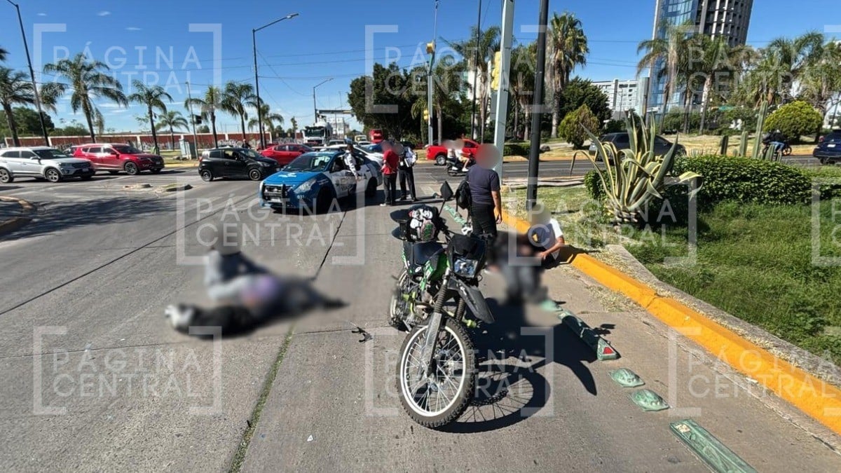 ¡Todos ‘volaron’! Joven iba en su patín, cruza López Mateos sin cuidado y lo arrolla moto