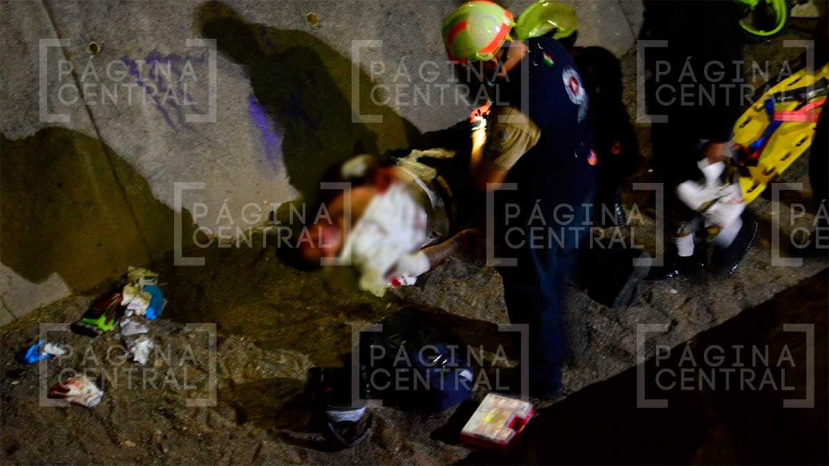 Hombre pierde el control de su moto y termina cayendo al fondo del Arroyo del Muerto