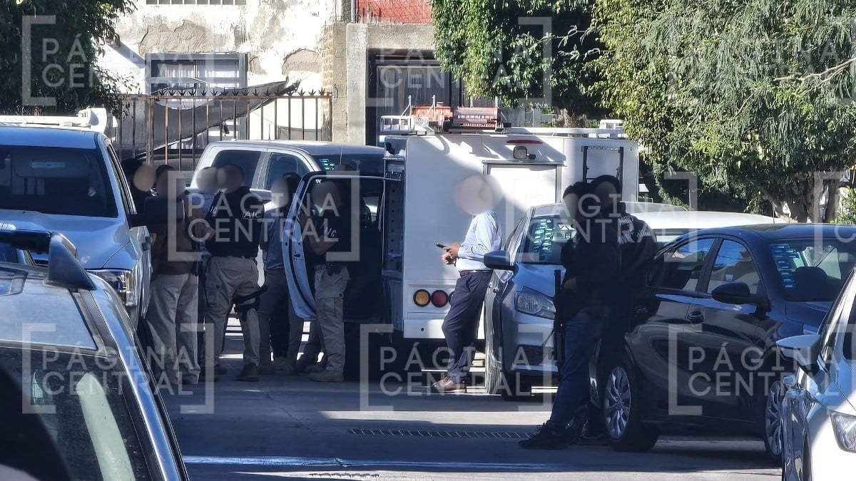 Agentes estatales llegan a esta calle y cierran para hacer un cateo que ya lleva 12 horas