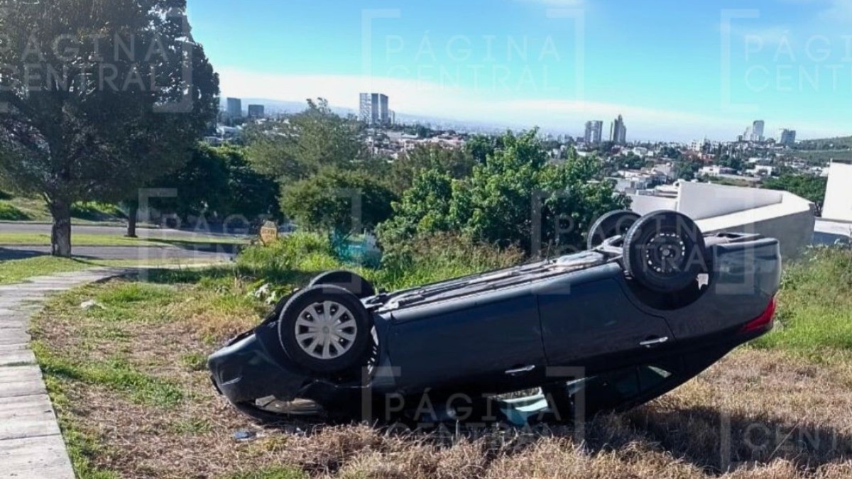 ¡Llantas al aire! Volcadura en Gran Jardín deja a una mujer lesionada sobre el pavimento