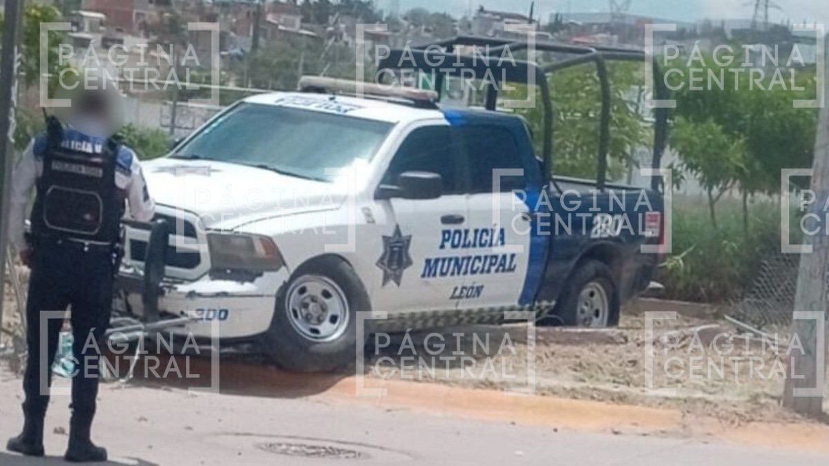 ¡Patrullazo! Conductor pierde el control de unidad de Policía y choca con una malla